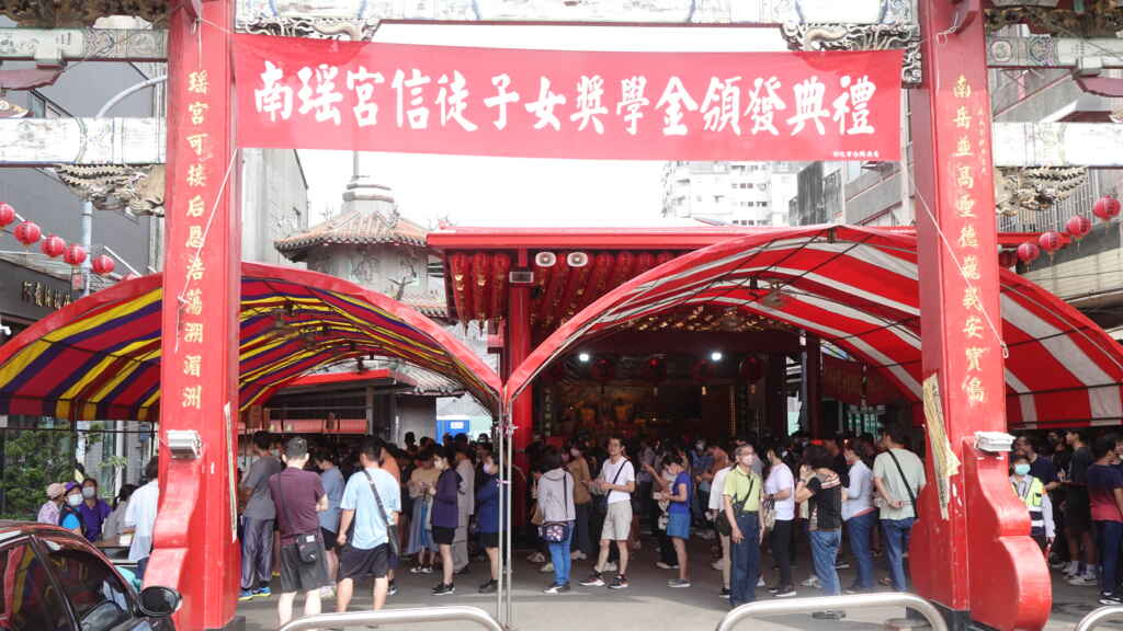 ▲南瑤宮目前正進行大規模修復工程,以確保這座古蹟的文化價值得以永續傳承。儘管如此,南瑤宮仍不忘發揚媽祖慈悲為懷與博愛的精神,持續推動獎學金計畫。(記者林明佑攝)