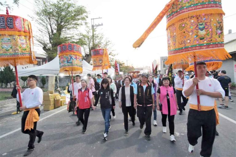 ▲埔鹽順澤宮祈福路跑邁向冠軍之路於今天開跑，由北極玄天上帝、媽祖神尊與眾人起跑。（記者林明佑翻攝）