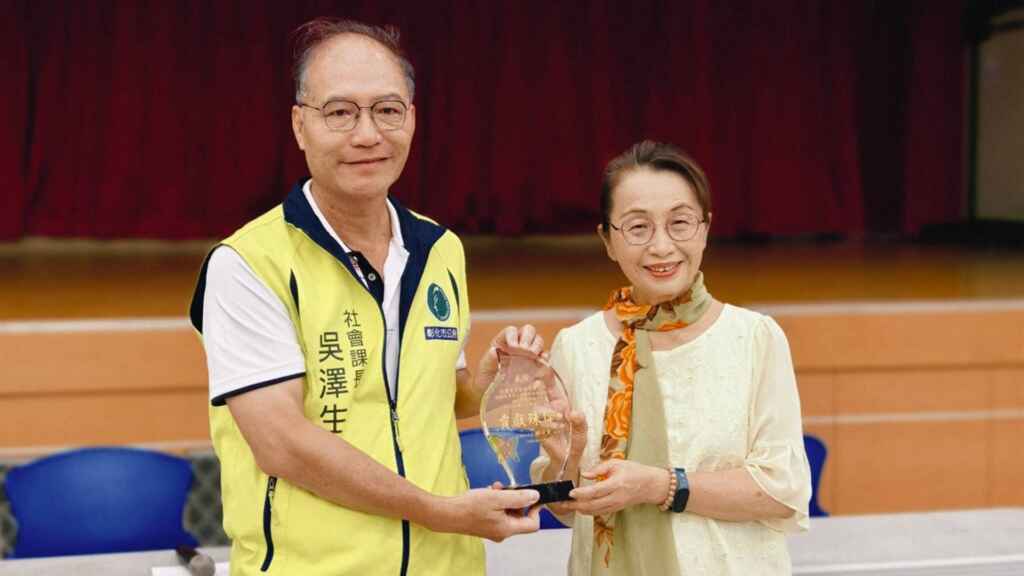 ▲彰化市公所社會課長吳澤生代表林世賢市長頒發感謝獎座給大通電子公司總經理王寶雍。(記者林明佑翻攝)