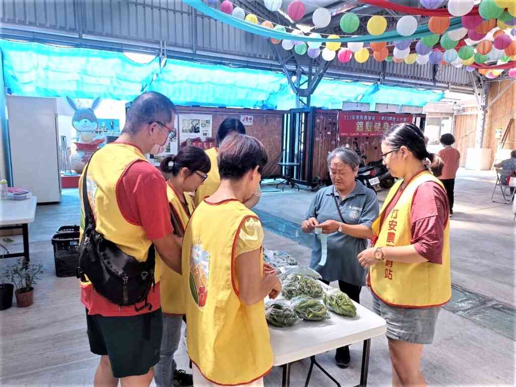 ▲專業檢驗員協助農友進行檢驗並張貼合格標示。(中彰投分署提供)