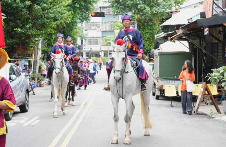 ▲北台中城隍廟動員志工扮捕快、獄卒、馬隊、囚車、各式刑具等跟著出巡。（記者張學宜翻攝）