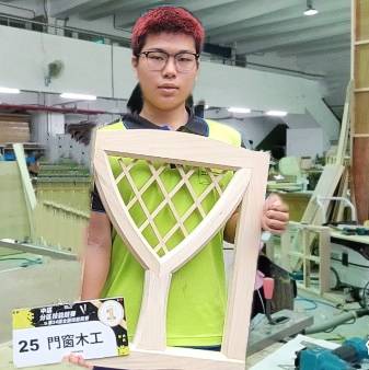 ▲門窗木工職類金牌選手蘇光雄與得獎作品。（中彰投分署提供）