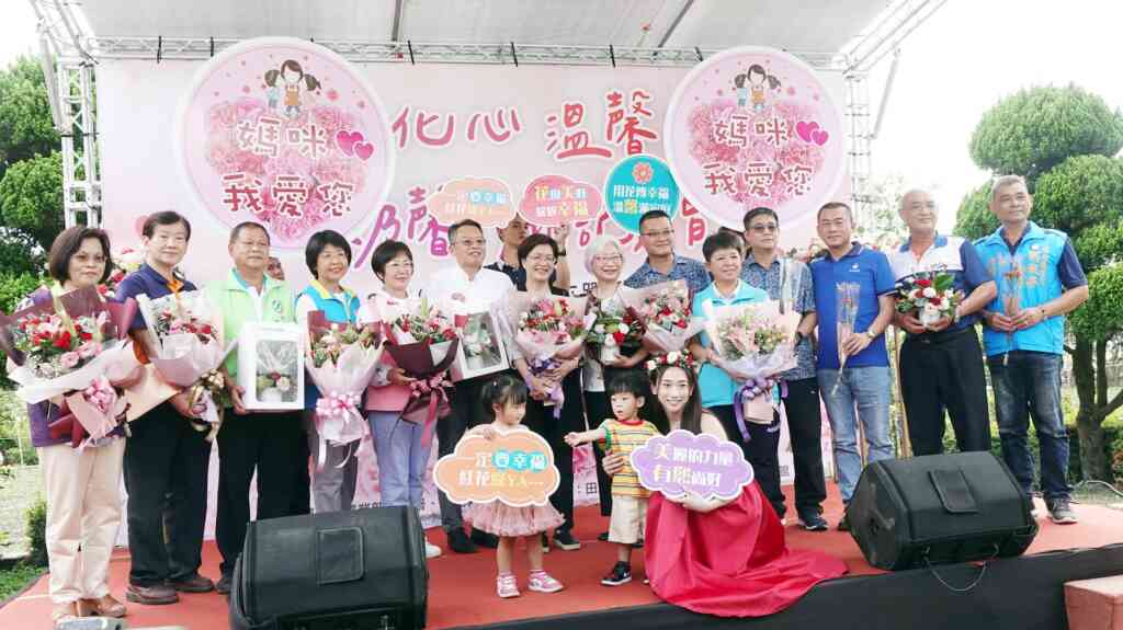 ▲母親節將屆,買束康乃馨給偉大的母親,不僅表達心意也幫助農友,歡迎大家來田尾賞花、買花、吃花餐,也有很多手作,讓您能夠以五感體驗花的美麗。(記者林明佑攝)