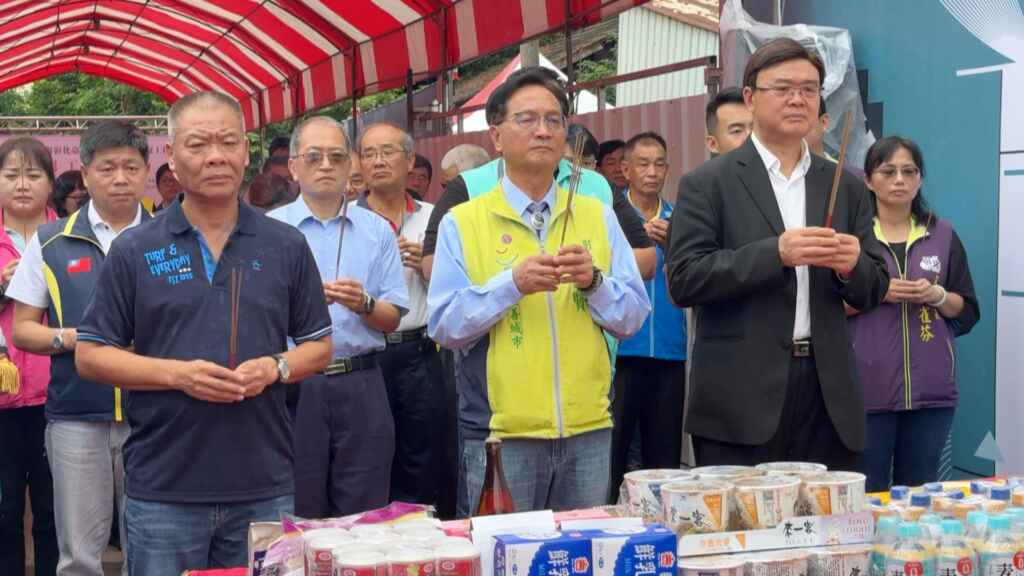 ▲彰化市長林世賢(中)、文化部文資局副局長粘振裕(中右)、縣議會副議長許原龍(中左)等上香祝禱,祈求工程順利圓滿完工。(記者林明佑攝)