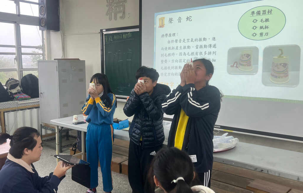 ▲到大莊國小參加遊學趣活動的小朋友,試玩自己做的聲音蛇。(大葉大學提供)