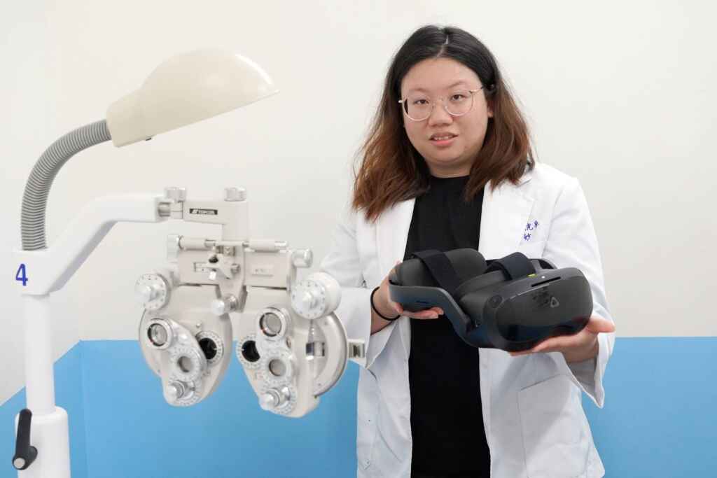 ▲大葉大學視光系碩士生劉千妙比較VR檢測與傳統儀器檢測結果。(記者林明佑翻攝)