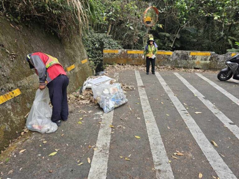 ▲太平區清潔隊派員加強維護沿線路段。（台中環保局提供）