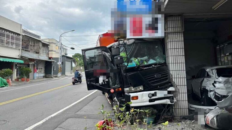 ▲彰化縣芬園鄉彰南路四段37號附近，一輛飼料車疑似閃車加上逆光，失控衝撞上民宅，波及1自小客2機車，釀1傷送醫。（民眾提供 ）