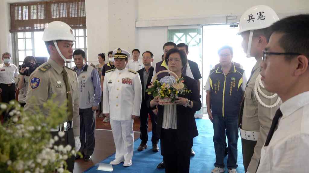 ▲今天九三軍人節，彰化縣各界秋祭國殤大典，彰化縣長王惠美向國軍陣亡將士及烈士靈位行上香、獻花、獻果及恭讀祭文等儀式，追思表彰忠勇節義精神。（記者林明佑攝）