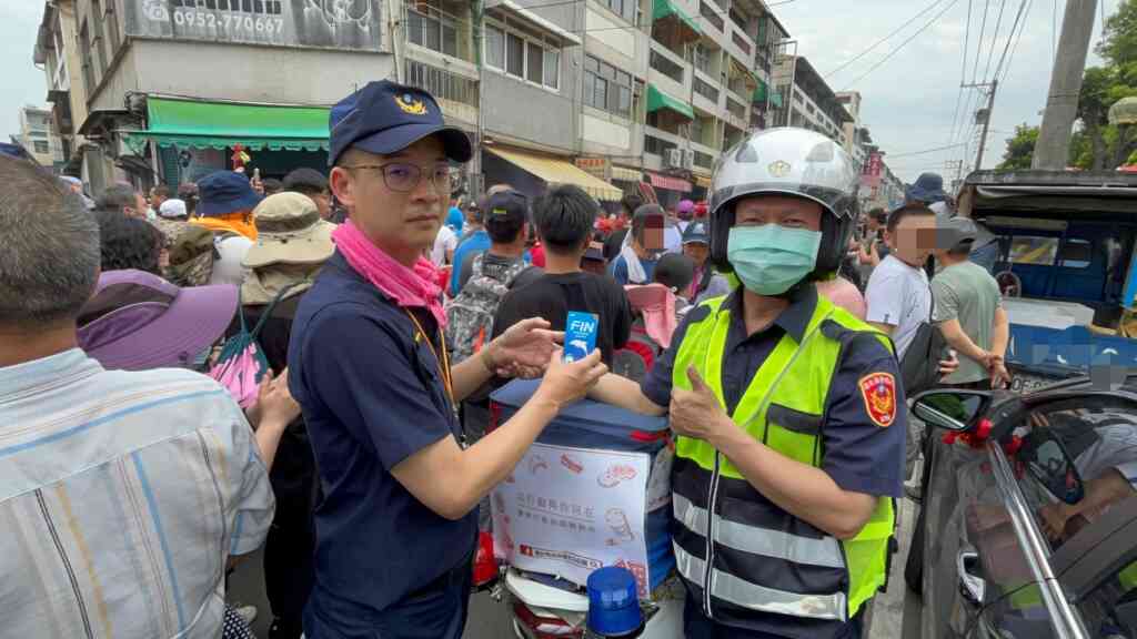 ▲彰化縣警察局北斗分局體恤執勤員警辛勞，避免因大甲媽祖遶境護轎時間冗長而疏於補充水份導致脫水情事發生，指派專人打造行動休息補給站，讓執行員警揪感心。（彰化警方提供）