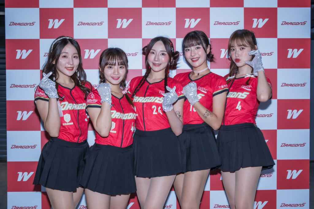 ▲(由左至右)小龍女張晴、詩雅、沛沛、口水、芮妮,為你應援打氣,贏得每一天的勝利。(莉奈享務所提供)