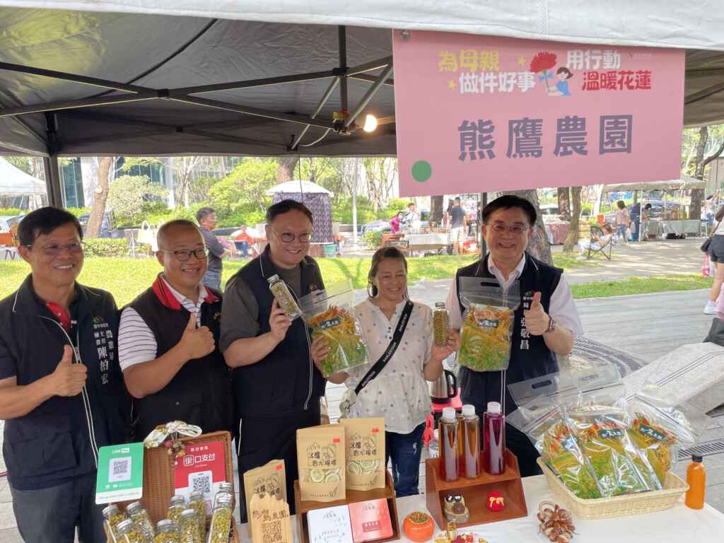 ▲ 長官來賓協助宣導金針花茶等花蓮特色農產品。(記者廖妙茜翻攝)