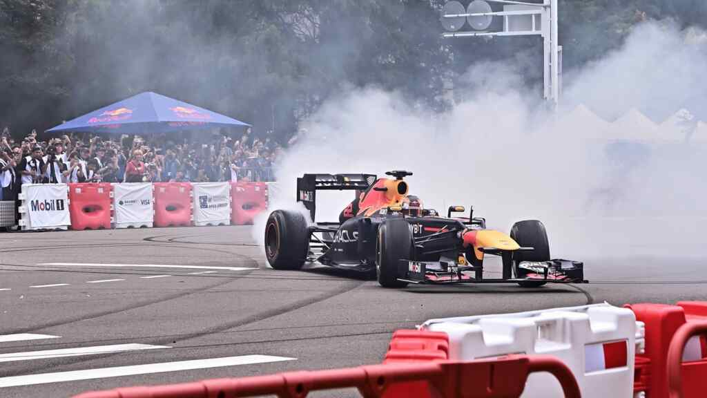 ▲F1賽事中亞洲排名第一的賽車手角田裕毅 (Yuki Tsunoda) 首訪台中，現場高速「催蕊」也讓車迷驚叫連連，頻呼「超帥」。（記者張玉泰攝）