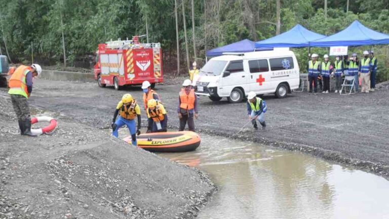 ▲彰化縣政府辦理東彰道路南延段拓寬工程，為強化工地防汛搶險應變能力，今天在二水堤防辦理防汛演練。（記者林明佑翻攝）