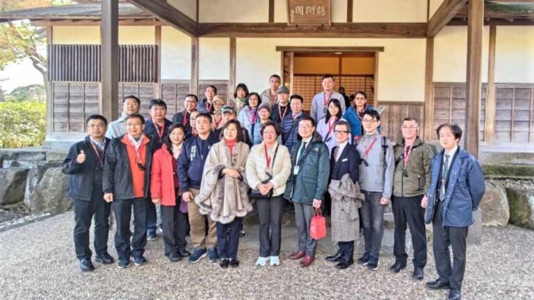 ▲彰化縣長王惠美一行團員今日赴神奈川縣橫濱市參訪三溪園的園藝造景。（彰化縣政府提供）