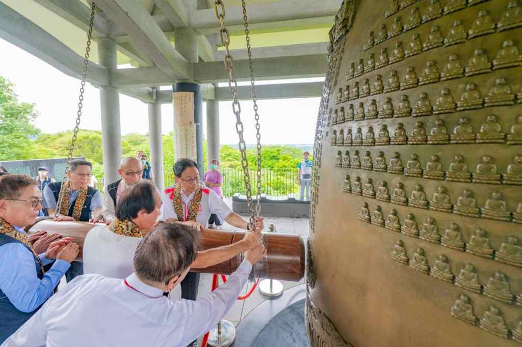 ▲桃園市長張善政跟與會貴賓共同敲鐘祈福。（桃園市民政局提供）