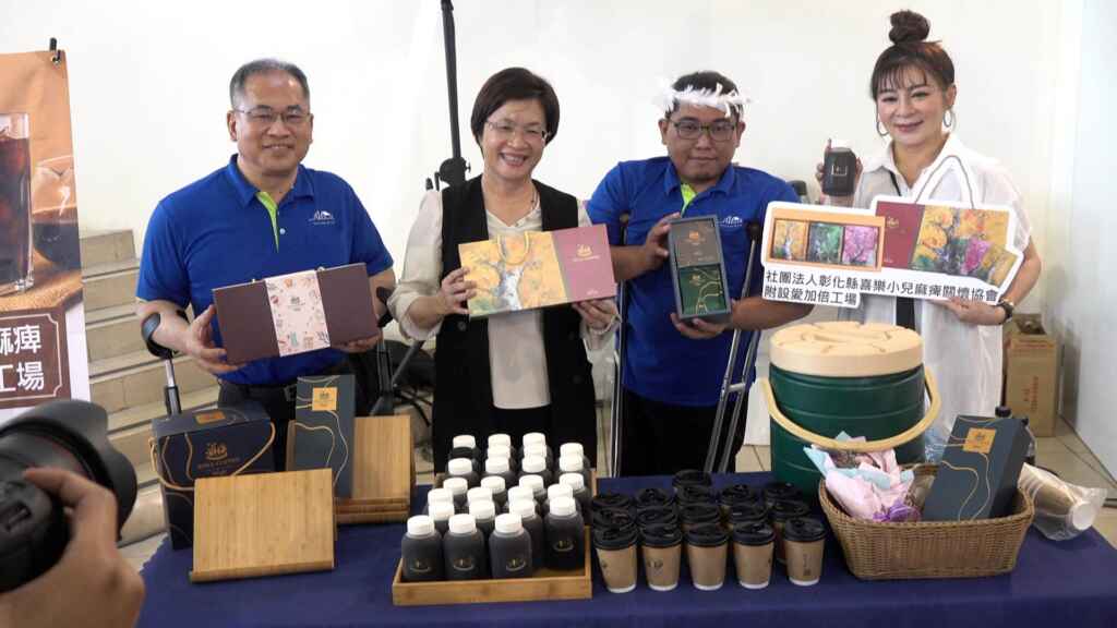 ▲彰化縣小兒麻痺關懷協會理事長陳忠盛感謝社會大眾對愛加倍工場的支持,希望金獎咖啡禮盒能夠被更多人喜愛和支持,歡迎採購中秋送禮。(記者林明佑攝)