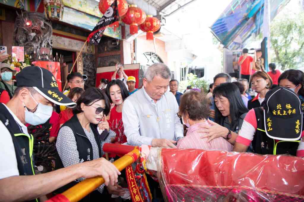 ▲嘉義市副市長林瑞彥主持鑽轎底儀式。（嘉義市政府提供）