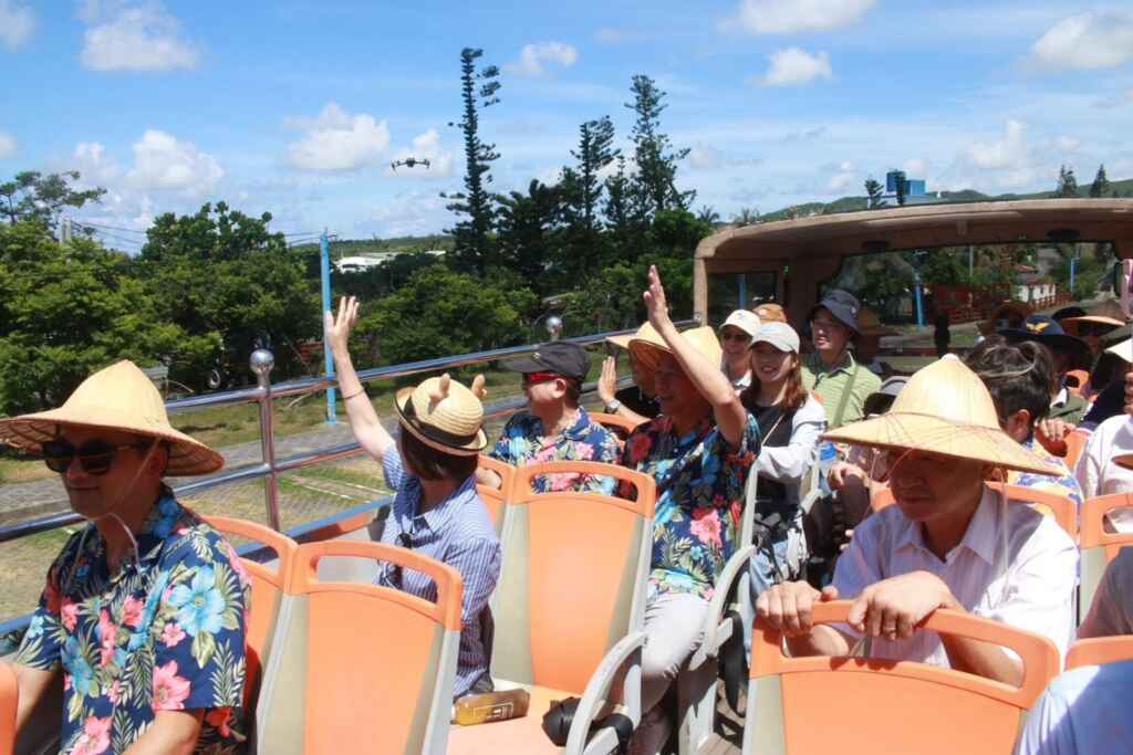 ▲屏東縣長周春米7月12日與恆春在地民謠傳藝師、民眾一同搭乘雙層巴士,為國境之南新觀光旅遊揭開序幕。(屏東縣政府提供)