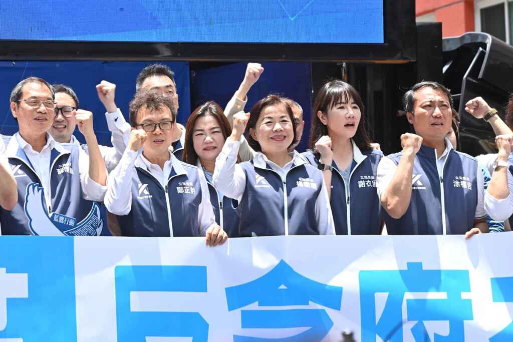 ▲立法院外有民團號召「青鳥行動」,國民黨也發起藍鷹集結反制。(記者張玉泰攝)