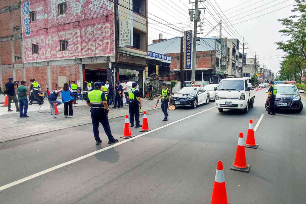 ▲南投縣政府環保局與南投警分局於南投市重要路口共同執行取締噪音車輛專案。（記者張玉泰翻攝）