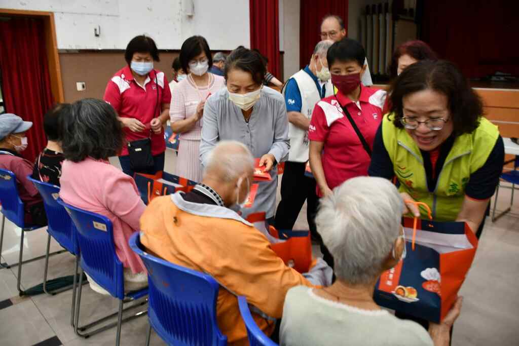 ▲林世賢市長夫人高德耘（右）代表贈中秋月餅禮盒、大通電子公司董事王寶雍（左3）發放。（彰化市公所提供）