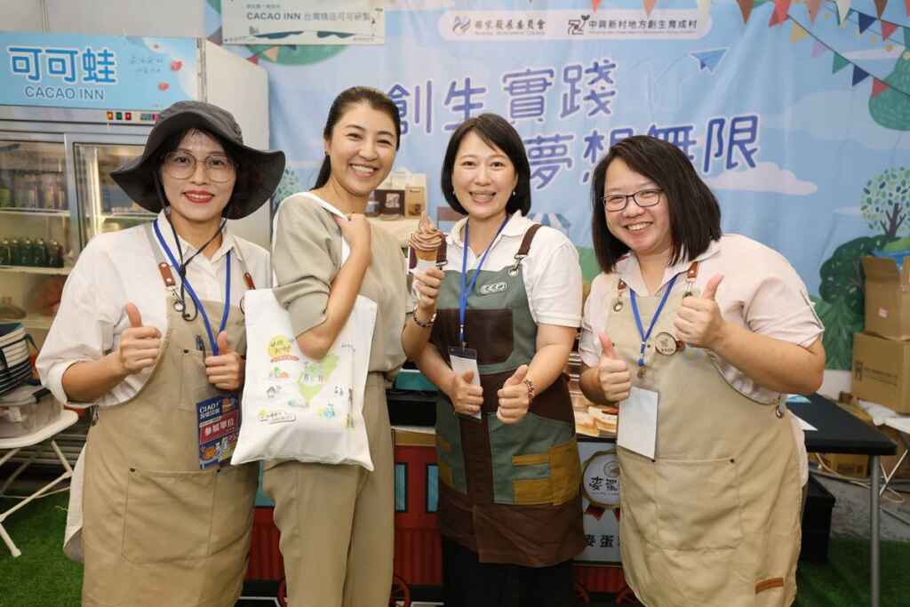 ▲2024南投巧克力咖啡節,正於埔里鎮福興溫泉園區熱烈進行中,南投縣長許淑華關心攤商銷售情形,並為農特產品代言行銷,誠摯邀請全國民眾前來南投品嘗優質農特產。(記者張玉泰翻攝)