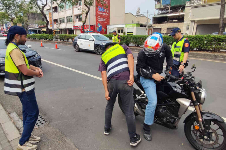 ▲南投縣政府環保局與南投警分局於南投市重要路口共同執行取締噪音車輛專案。（記者張玉泰翻攝）