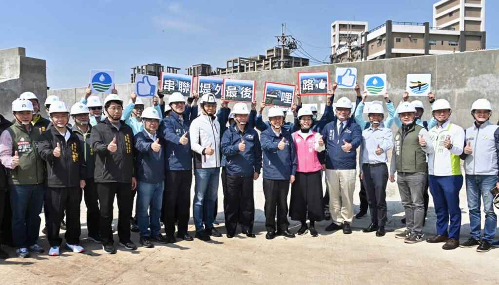 ▲陳揆視察「大漢溪治理及堤外便道串聯工程」成效,與地方共同打造交通便利的優質水岸環境。(新傳處提供)