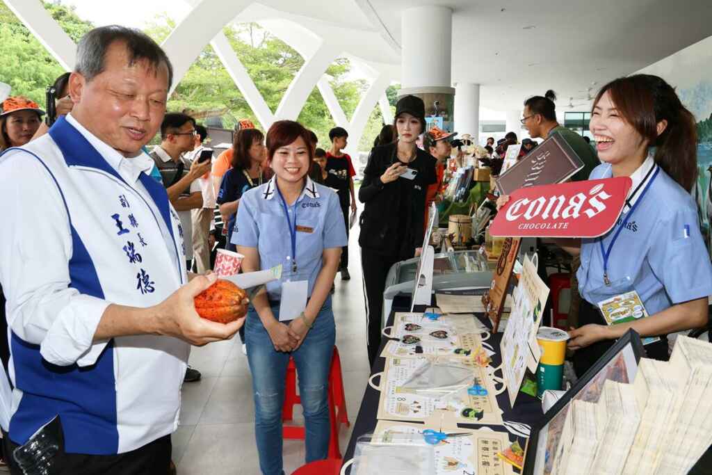 ▲副縣長王瑞德代表許淑華縣長主持開幕,在逐攤詳細了解不同場域的創意與特色。(記者張玉泰翻攝)