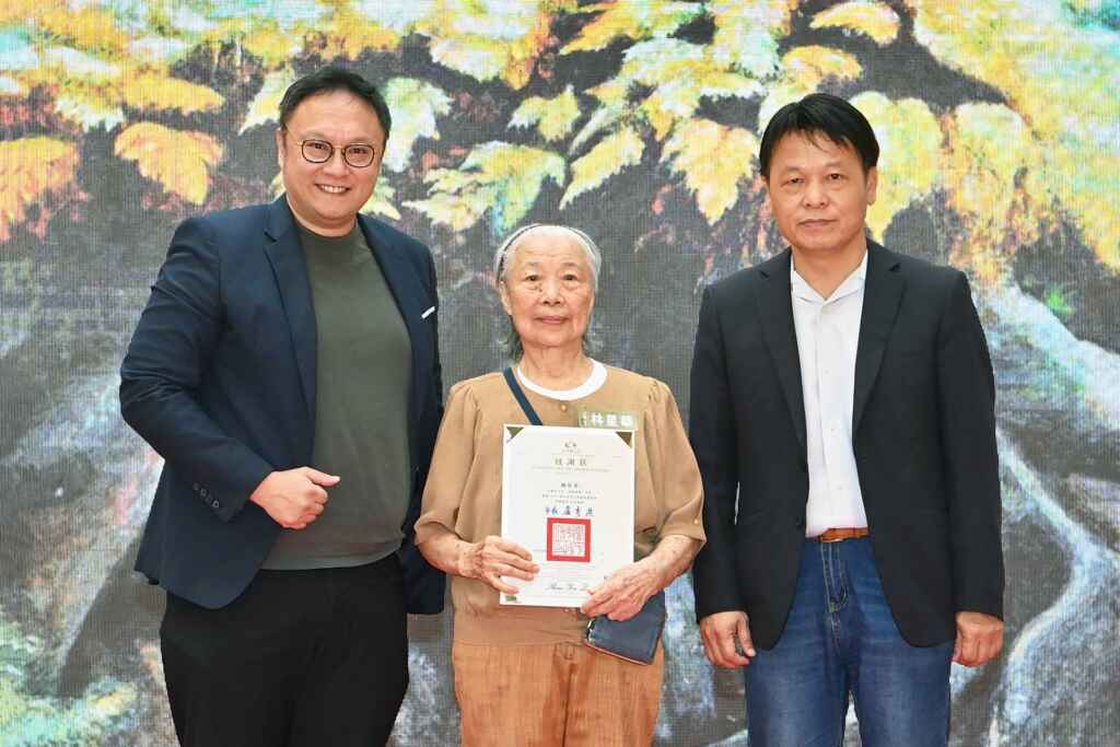 ▲台中副市長鄭照新代表市長盧秀燕出席及頒發感謝狀,感謝臺中市藝術家們多年來投入藝術創作,讓臺中藝文持續發光發熱。(記者張玉泰攝)