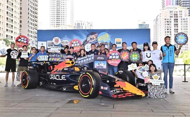 ▲Red Bull Showrun Taichung賽車展演活動將於9月28日台中登場，副市長鄭照新今天代表市長盧秀燕開箱，揭開RB19冠軍車的神秘面紗。（記者張玉泰攝）