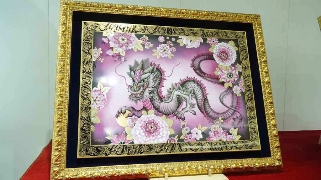 ▲麥森瓷器特展《祥龍迎春》壁畫。(記者林明佑攝)