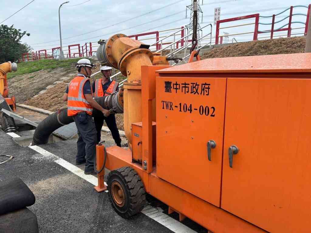 ▲針對易淹水潛勢地區、曾發生重大淹水事件地區、有承受排洪水體的排水道等規劃16處大型抽水機預佈點,全力做好防救災準備。(台中市政府提供)