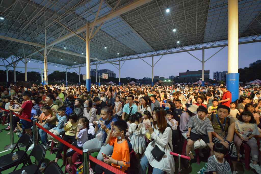 ▲上千人湧進竹南運動公園參加星空電影院活動，相當熱鬧。（苗栗縣政府提供）