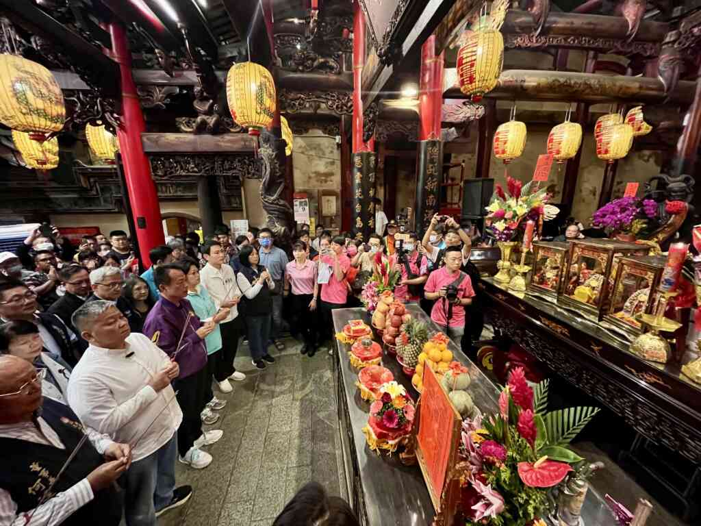 ▲信徒爭相伸手觸摸大甲鎮瀾宮媽祖金身並協力傳送，於殿外點燃起馬炮後踏上回鑾歸途。（嘉義縣政府提供）