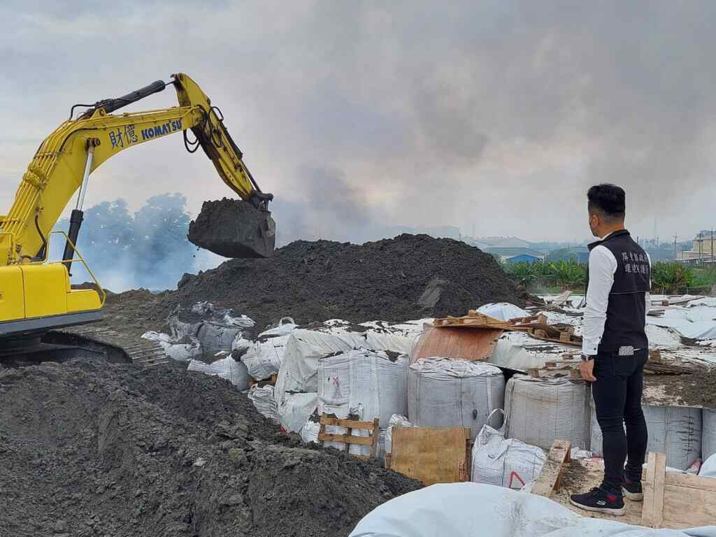 農地不當出租,而遭非法堆置廢棄物、鋁渣、鐵渣、木材…等高達2,500公噸,地主為讓土地恢復使用,遂自行委託清除,清除費用高達1,000餘萬元,屏東縣長周春米呼籲土地或廠房所有人應妥善管理,出租時請謹慎評估,慎防遭有心人以不當手法騙取,違法利用,得不償失。