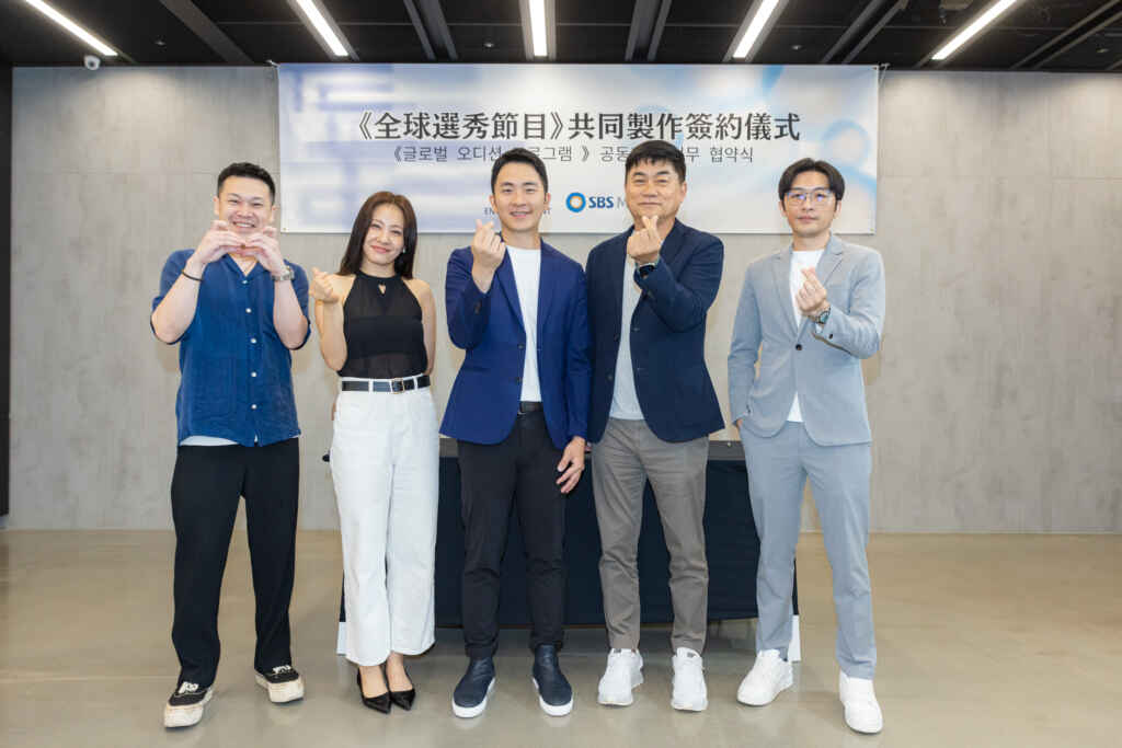 ▲《SCOOL》製作人謝皓倫(左起)、舞蹈表演總監金智湖、天空娛樂營運長王維皓、SBS Medianet 執行長李相秀、天空娛樂策略長邱致閔。(天空娛樂提供)