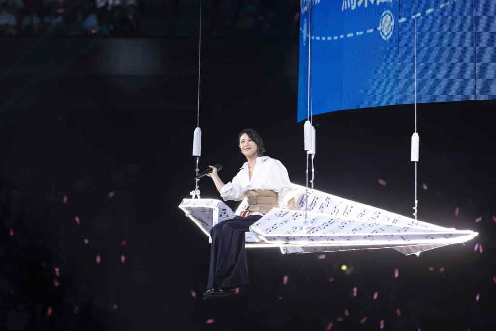 ▲劉若英音符紙飛機環繞。(相信音樂提供)