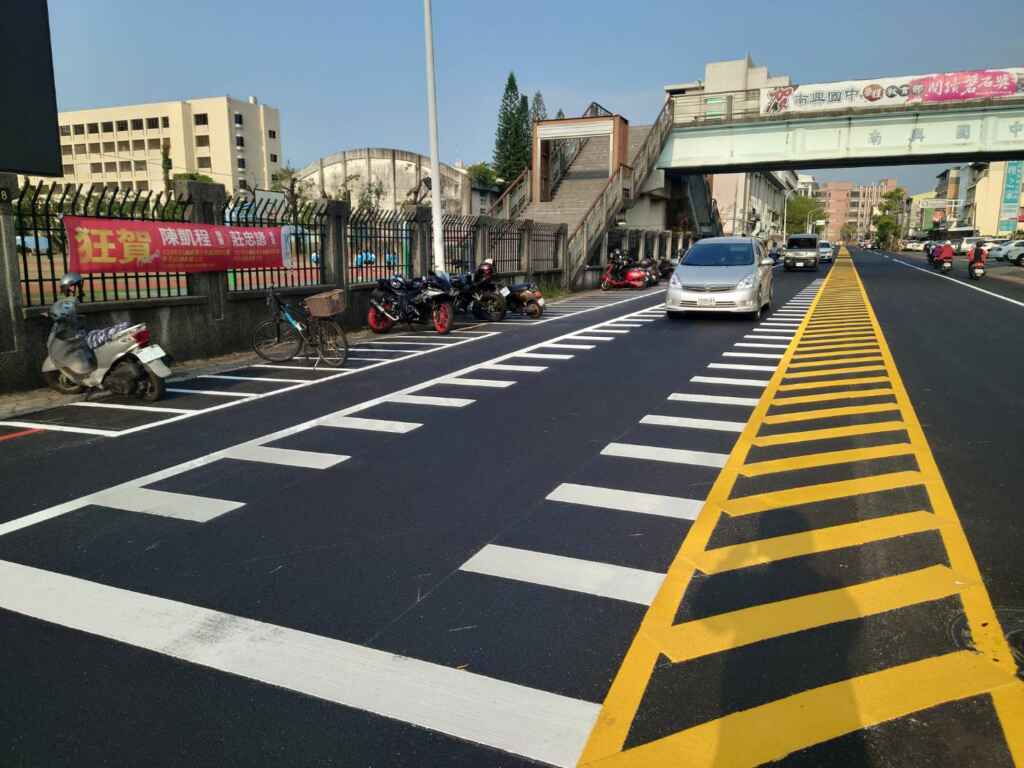 嘉義市政府劃設楔型標線　以視覺感受達成車輛降速