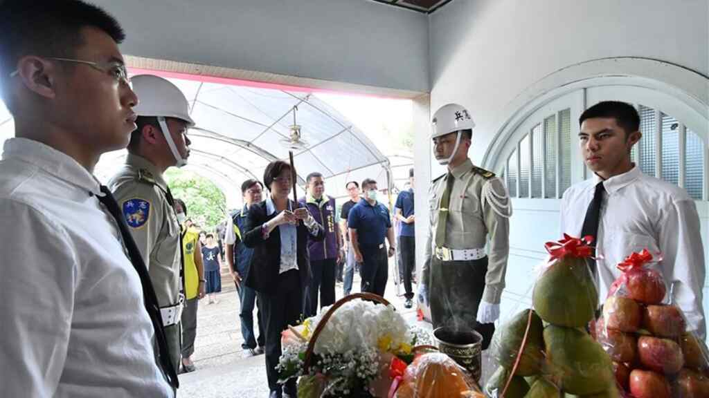 ▲祭典由彰化縣長王惠美擔任主祭，並率同烈士遺族、相關機關團體首長及各界代表等陪祭、與祭，向明鄭蔣毅庵、鄧顯祖二位將軍及諸位抗日烈士靈位上香祭拜。（彰化縣政府提供）