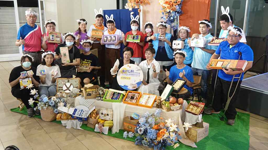 ▲彰化縣長王惠美、各位民代貴賓以及知名藝人台灣濱崎步保庇天后王彩樺一同出席,共同推廣這些由身障單位製作的中秋禮品。(記者林明佑攝)