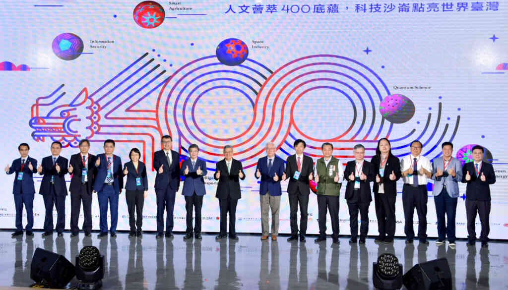 ▲行政院長陳建仁前往位於臺南市的國家科學及技術委員會資安暨智慧科技研發大樓出席「科技沙崙 四百台南 世界臺灣」周年活動。(新傳處提供)