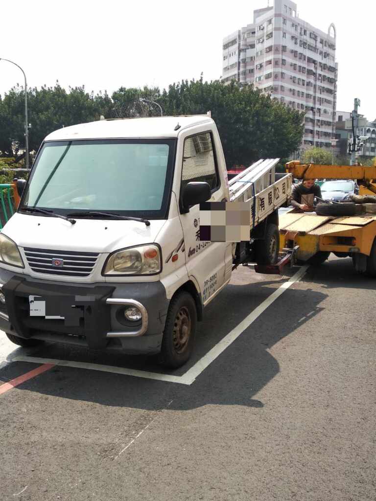 ▲交通局針對積欠台中市停管處停車費的車子停在公有車格內，以違反台中市公有停車場管理自治條例第5條第1項第5款規定進行拖吊。（台中交通局提供）