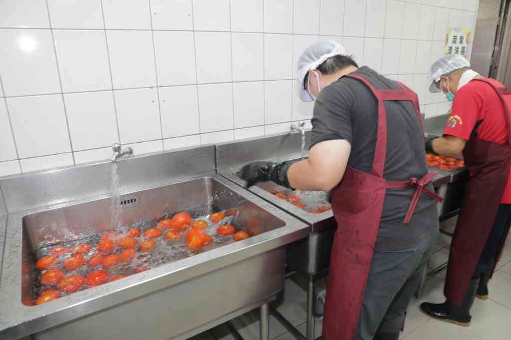 ▲營養午餐食材採購、驗收、製備及配膳等,皆按照教育局明訂的標準化作業流程辦理。(台南市政府提供)