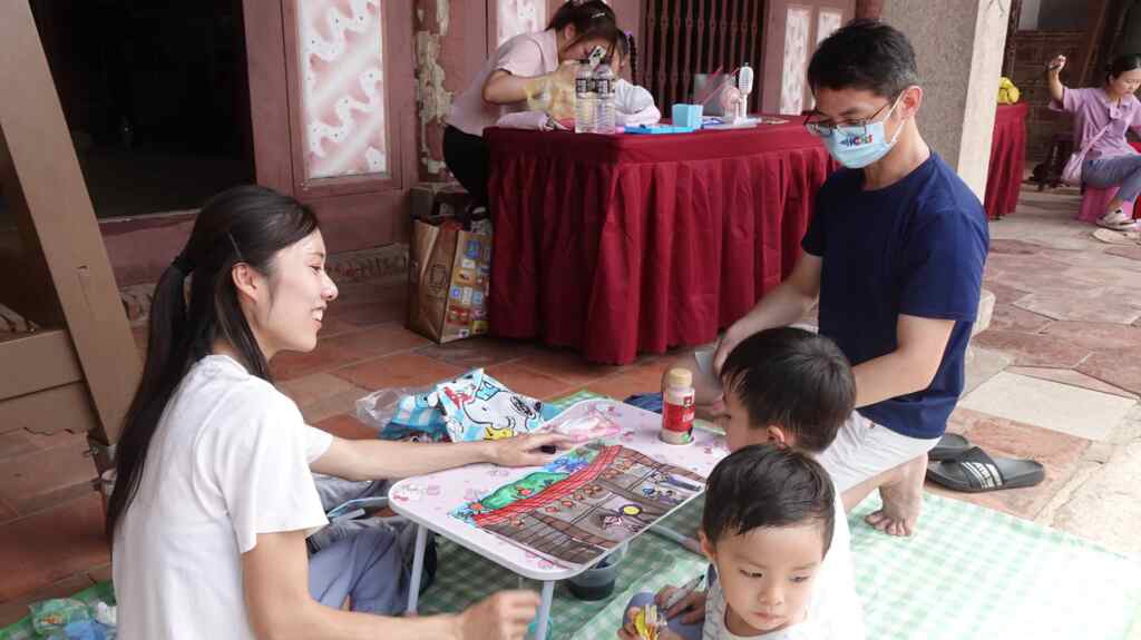 ▲幼兒園及國小學生參加彩繪道東書院的寫生比賽。（記者林明佑攝）