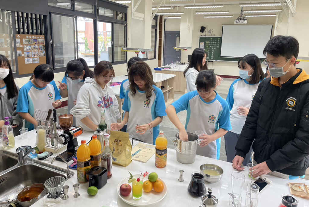 ▲田中高中烘焙飲調研習社學生認真練習。(大葉大學提供)