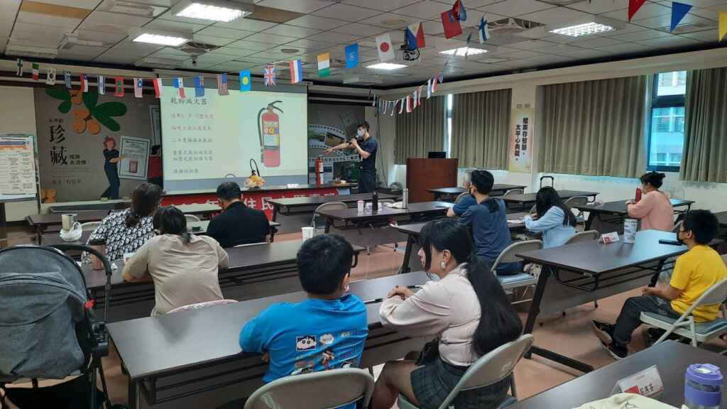 ▲ 消防局中山分隊講師講授滅火器操作方式。(記者廖妙茜翻攝)