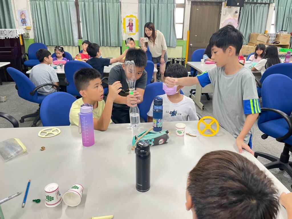 ▲暖江國小學童專心製作水龍捲。(大葉大學提供)