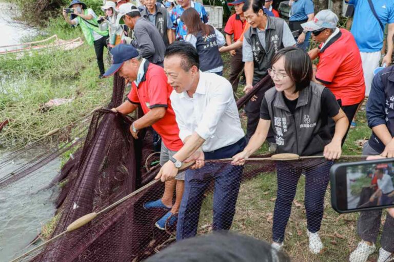 涸魚文化季，重現傳統魅力，鹿草鄉民自備容器帶走現撈漁獲。